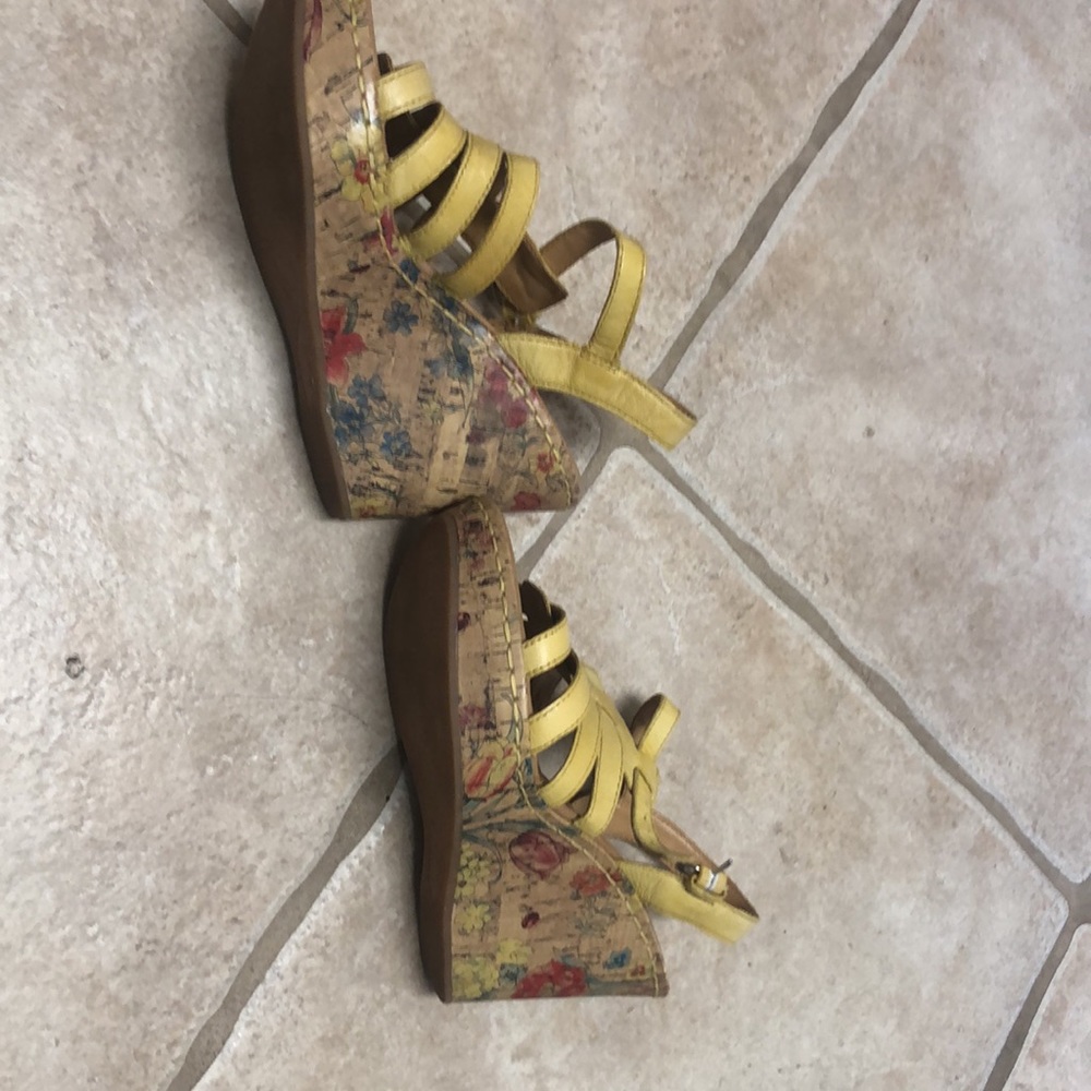 Gently used boc yellow sandels - Picture 2 of 4